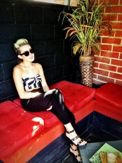 Miley Cyrus feet photo thumbnail