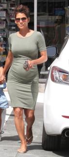 Halle Berry feet photo thumbnail