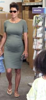 Halle Berry feet photo thumbnail