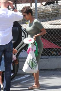 Halle Berry feet photo thumbnail