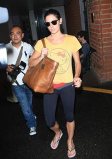 Ashley Greene feet photo thumbnail