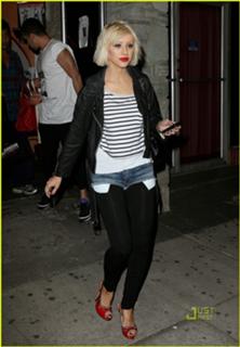 Christina Aguilera feet photo thumbnail