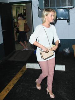Julianne Hough feet photo thumbnail