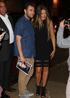 Khloé Kardashian feet photo thumbnail