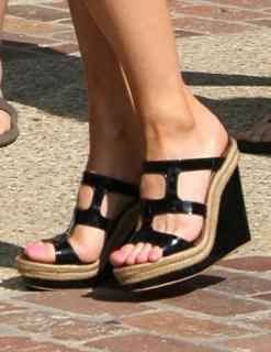 Kate Beckinsale feet photo thumbnail