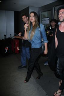 Khloé Kardashian feet photo thumbnail
