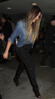 Khloé Kardashian feet photo thumbnail