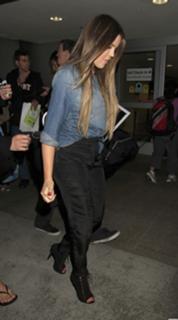 Khloé Kardashian feet photo thumbnail
