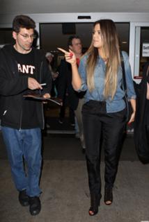 Khloé Kardashian feet photo thumbnail