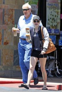 Anna Faris feet photo thumbnail
