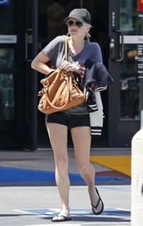 Anna Faris feet photo thumbnail