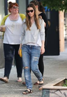 Jessica Biel feet photo thumbnail