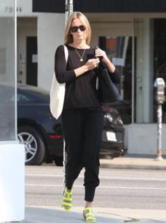 Emily Blunt feet photo thumbnail