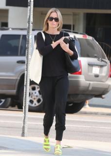 Emily Blunt feet photo thumbnail