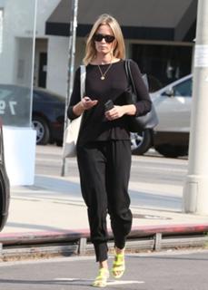 Emily Blunt feet photo thumbnail