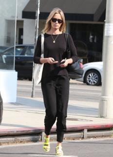 Emily Blunt feet photo thumbnail