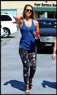 Jessica Alba feet photo thumbnail