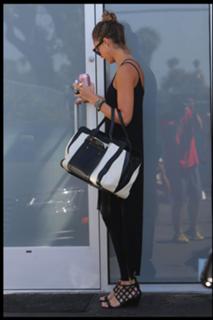 Jessica Alba feet photo thumbnail