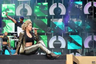 Rita Ora feet photo thumbnail