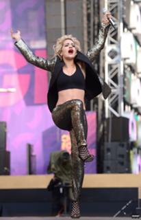Rita Ora feet photo thumbnail