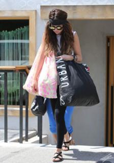 Selena Gomez feet photo thumbnail