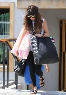 Selena Gomez feet photo thumbnail