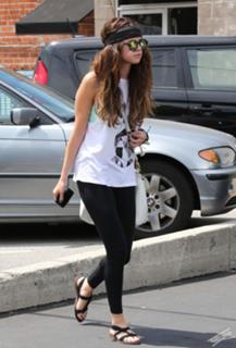 Selena Gomez feet photo thumbnail