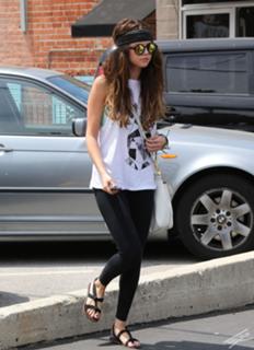 Selena Gomez feet photo thumbnail