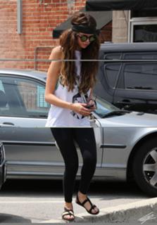 Selena Gomez feet photo thumbnail