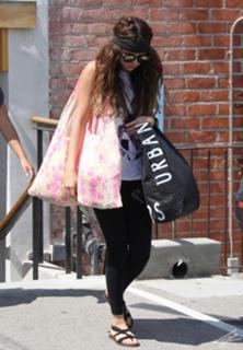 Selena Gomez feet photo thumbnail