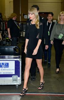 Taylor Swift feet photo thumbnail