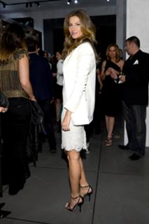 Gisele Bündchen feet photo thumbnail