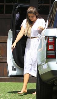 Khloé Kardashian feet photo thumbnail