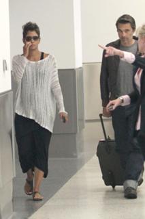 Halle Berry feet photo thumbnail