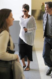 Halle Berry feet photo thumbnail