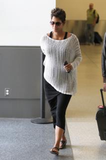 Halle Berry feet photo thumbnail