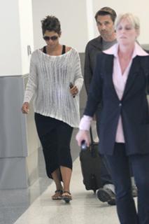Halle Berry feet photo thumbnail