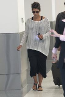 Halle Berry feet photo thumbnail