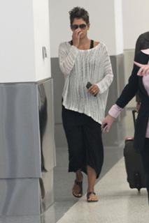 Halle Berry feet photo thumbnail