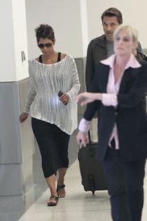 Halle Berry feet photo thumbnail