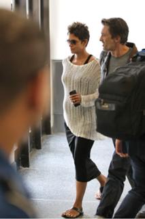 Halle Berry feet photo thumbnail