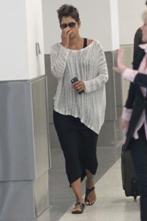 Halle Berry feet photo thumbnail