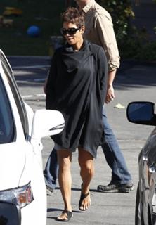 Halle Berry feet photo thumbnail