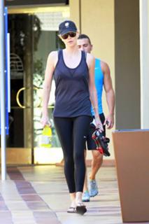 Charlize Theron feet photo thumbnail