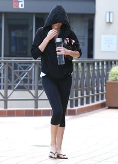 Charlize Theron feet photo thumbnail