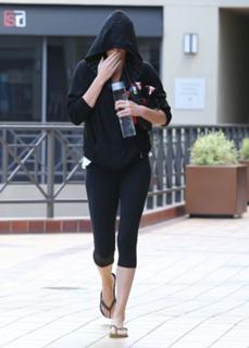 Charlize Theron feet photo thumbnail