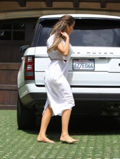 Khloé Kardashian feet photo thumbnail
