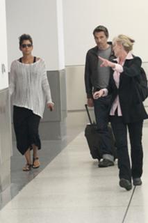 Halle Berry feet photo thumbnail