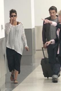 Halle Berry feet photo thumbnail