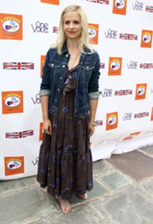 Sarah Michelle Gellar feet photo thumbnail